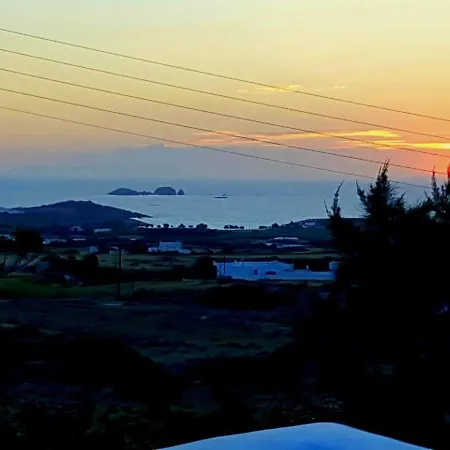 Feriehus Eric's Retreat, Cosy, Spacious 60m2, Sunset View. Parasporos