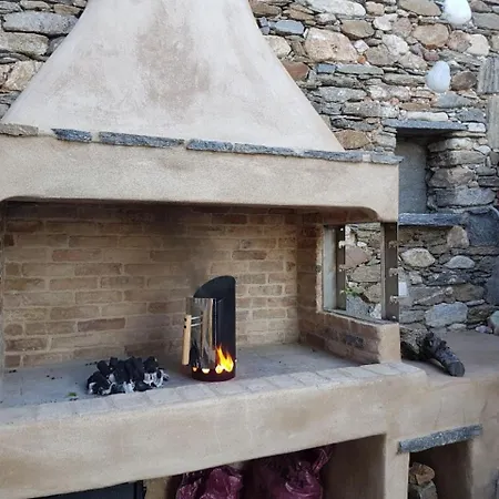 Feriehus Eric's Retreat, Cosy, Spacious 60m2, Sunset View. Parasporos
